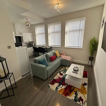 2 Bedroom Flat Close To City, Stadium And Coop Arena 아파트 *