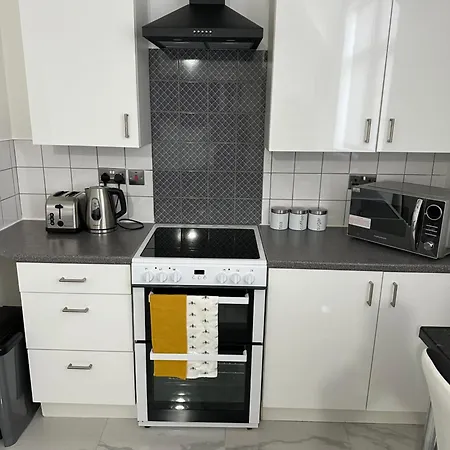 2 Bedroom Flat Close To City, Stadium And Coop Arena Apartament