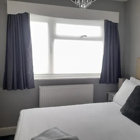 Bright 4-bed House 15 Min To Centre