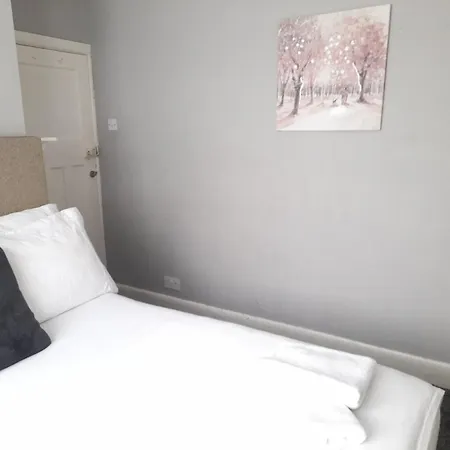 Bright 4-bed House 15 Min To Centre