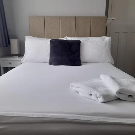 Bright 4-bed House 15 Min To Centre 펜션