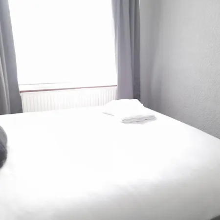 Bright 4-bed House 15 Min To Centre 펜션
