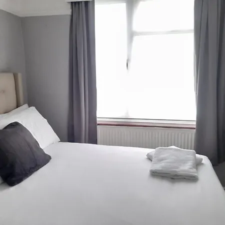 Nyaraló Bright 4-bed House 15 Min To Centre