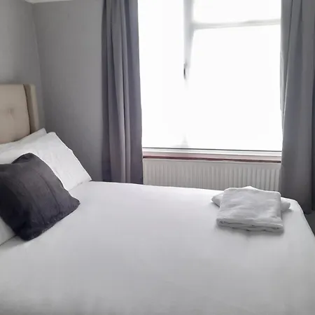 Bright 4-bed House 15 Min To Centre 펜션