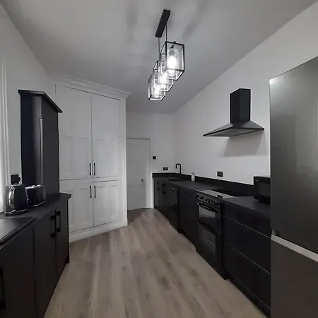 Chic 5 Double Bedroom House - 15 Min To Holiday home *