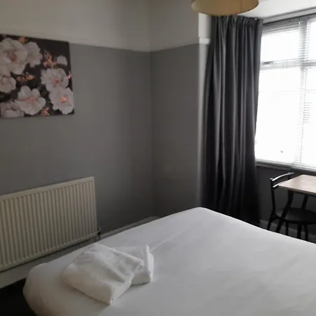 Bright 4-bed House 15 Min To Centre