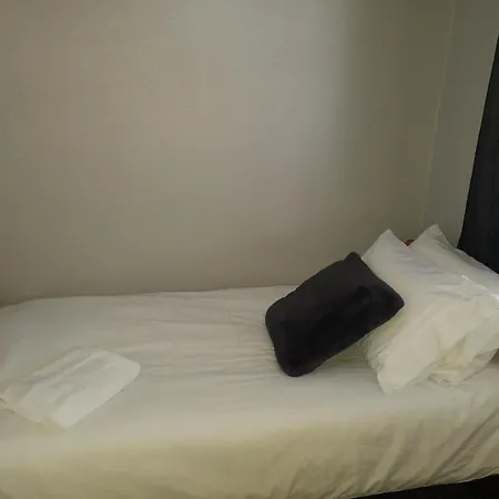 Bright 4-bed House 15 Min To Centre 펜션
