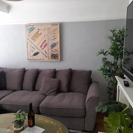 Bright 4-bed House 15 Min To Centre 펜션