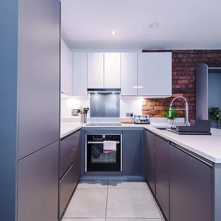 4-storey Townhouse In By Hilltop Serviced 別荘