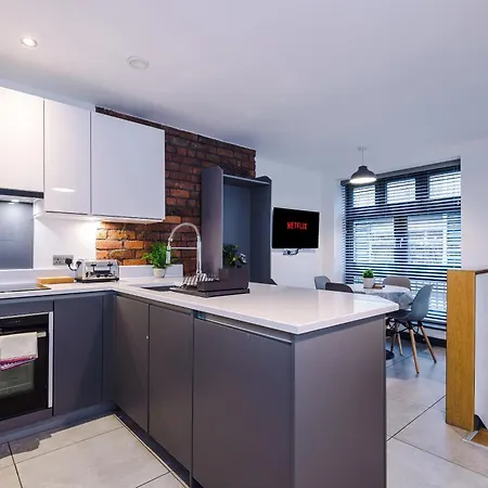 4-storey Townhouse In By Hilltop Serviced マンチェスター