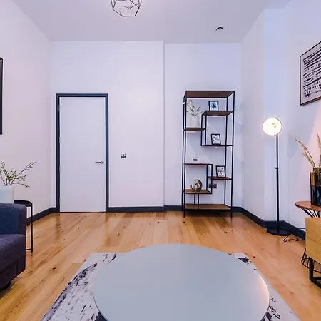 4-storey Townhouse In By Hilltop Serviced Semesterbostad