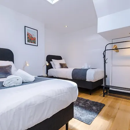 Semesterbostad 4-storey Townhouse In By Hilltop Serviced