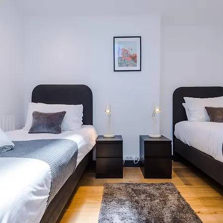 4-storey Townhouse In By Hilltop Serviced * マンチェスター