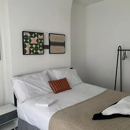 Gorgeous Stylish Cheri Victorian House In Semesterbostad