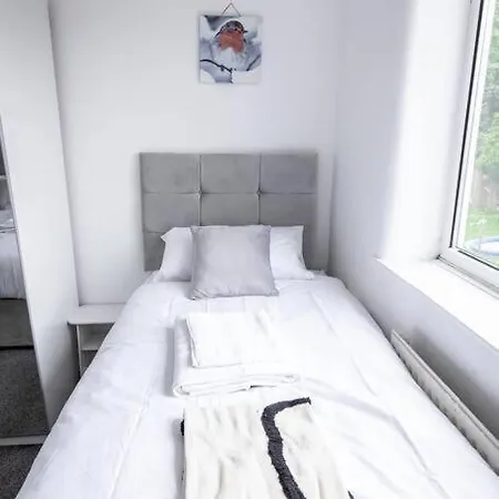Windsor House 3 Bedrooms Sleeps 8 Отель