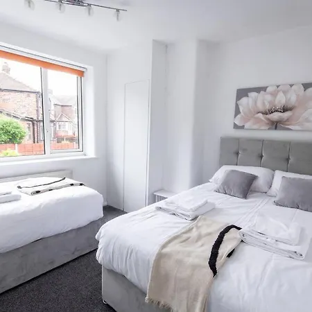 펜션 Windsor House 3 Bedrooms Sleeps 8 *