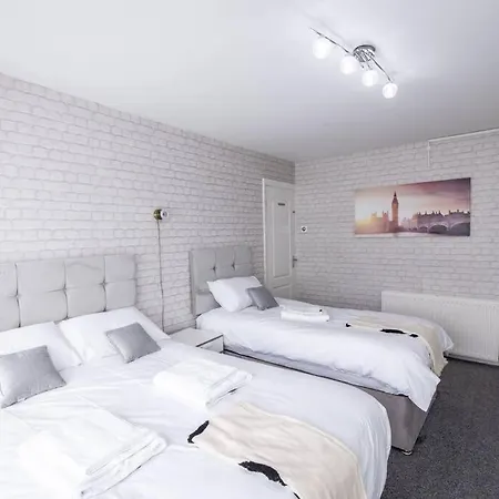 Windsor House 3 Bedrooms Sleeps 8 Отель Манчестер