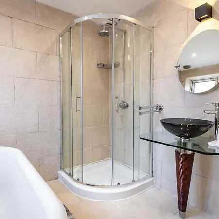 Holiday home Windsor House 3 Bedrooms Sleeps 8 Manchester