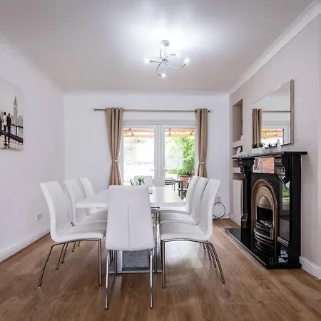Windsor House 3 Bedrooms Sleeps 8 * Manchester