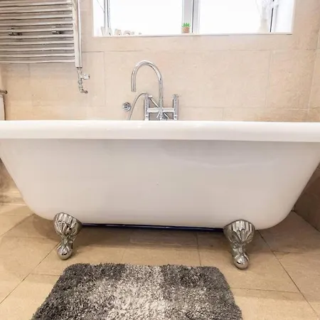 Windsor House 3 Bedrooms Sleeps 8 * Manchester