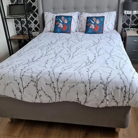 Stunning Canal View 2 Bedroom With Free Parking * 맨체스터