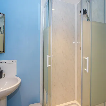 Lovely 2 Bed 2 Bathroom Apartment *