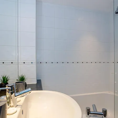 Lovely 2 Bed 2 Bathroom Apartment *