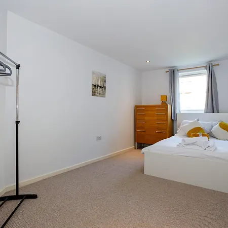 Lovely 2 Bed 2 Bathroom *