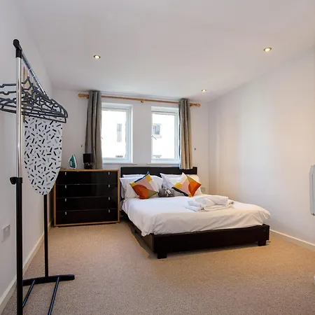 Apartment Lovely 2 Bed 2 Bathroom