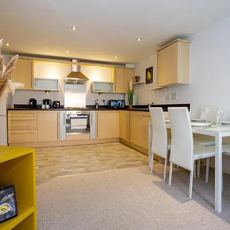 Lovely 2 Bed 2 Bathroom Apartment *