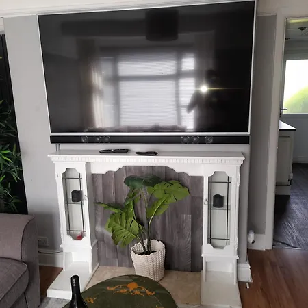 펜션 Bright 4-bed House 15 Min To Centre
