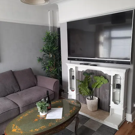 Bright 4-bed House 15 Min To Centre 펜션 *