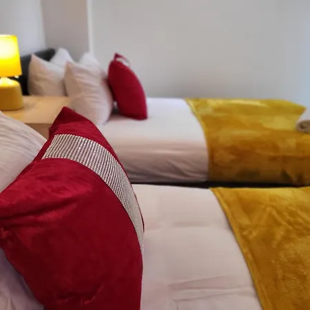 Luxury 2 Bed Apt On River, Wifi, Parking, Garden *