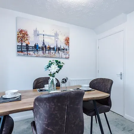Cozy Away From In Manchester. Apartman