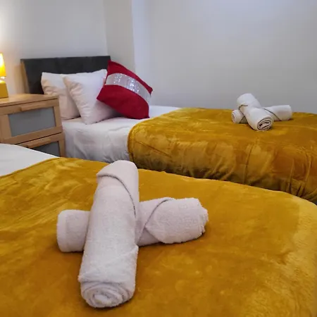 Luxury 2 Bed Apt On River, Wifi, Parking, Garden * Manchester