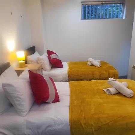 Luxury 2 Bed Apt On River, Wifi, Parking, Garden Manchester