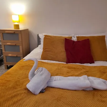 Luxury 2 Bed Apt On River, Wifi, Parking, Garden