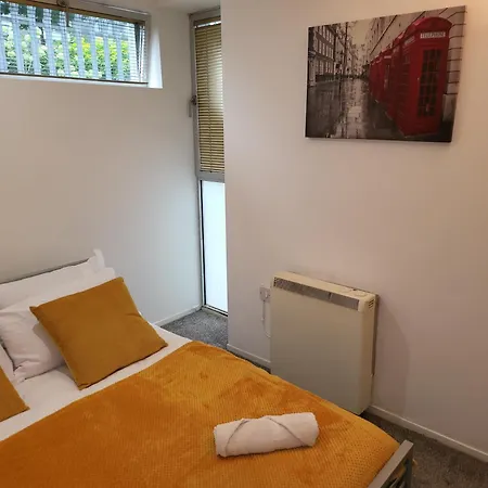 Luxury 2 Bed Apt On River, Wifi, Parking, Garden Apartment *