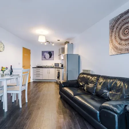 2 Bed With Balcony Private Parking Near Etihad Stadium, Coop Live Manchester