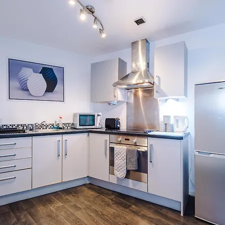 2 Bed With Balcony Private Parking Near Etihad Stadium, Coop Live Appartement *