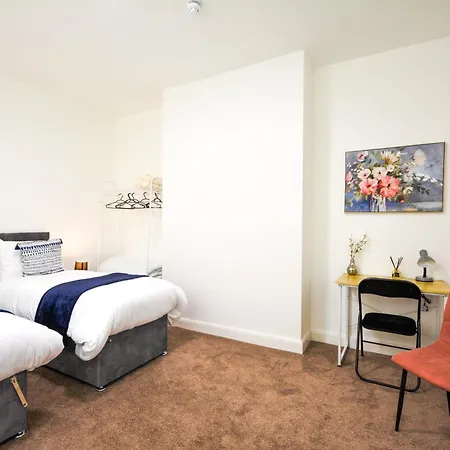 Stylish With Free Parking Apartment Manchester