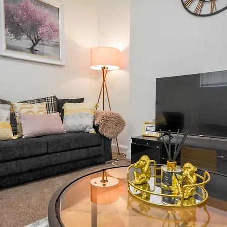Stylish With Free Parking Apartment *