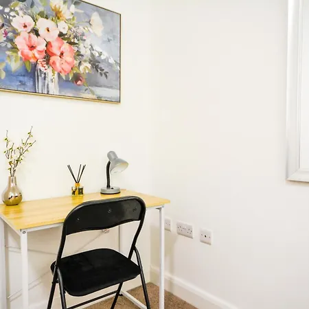 Stylish With Free Parking Apartment *