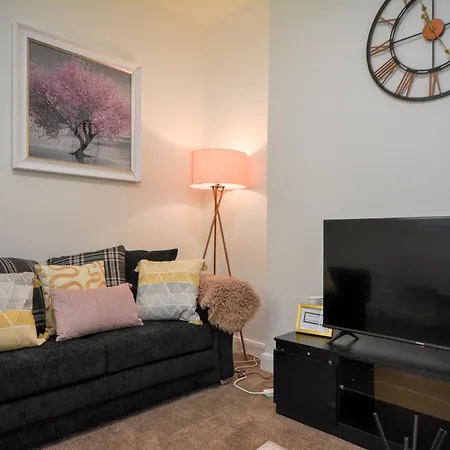 Stylish With Free Parking Apartment *