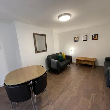 The Crescent, Flat 1 - Stockport, Apartment *