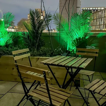 Lux Livin' - Luxury 2 Bed With Sky Garden 맨체스터