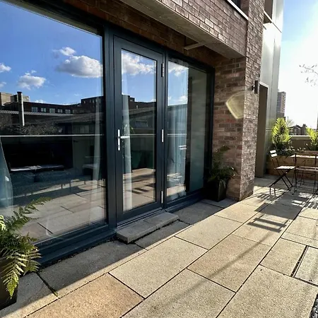 Lux Livin' - Luxury 2 Bed Apartment With Sky Garden *