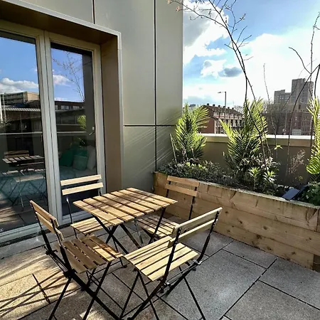 Lux Livin' - Luxury 2 Bed Apartment With Sky Garden