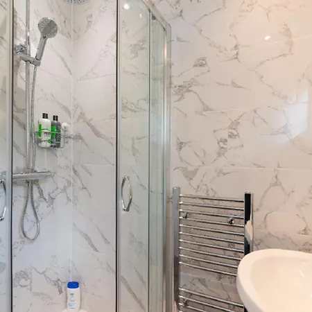 Contractor Sleeps 6 - 11 - Airport
