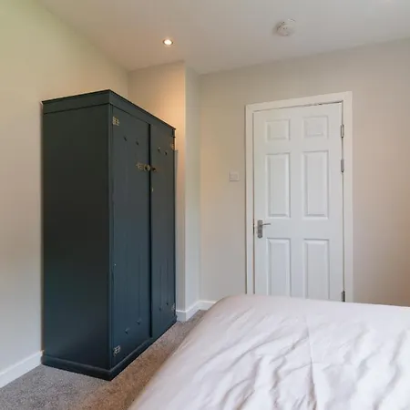Contractor Sleeps 6 - 11 - Airport *
